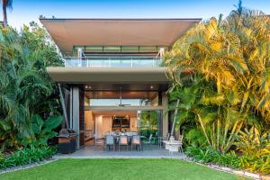 ハミルトン島にあるYacht Club Villa 6 On Hamilton Island - oceanviews, 2 x buggies & valet serviceのヤシの木が植えられた家の外観