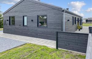 HemmetにあるCozy Home In Hemmet With Wifiの側面に黒い外壁が施された家
