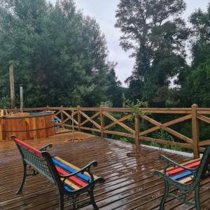 Casa spa parcela con acceso directo a río Temuco Padre las casas的阳台或露台
