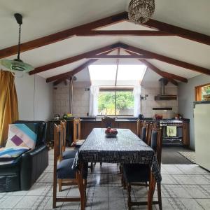 QuepeCasa spa parcela con acceso directo a río Temuco Padre las casas的房间里有一张桌子和几把椅子的厨房