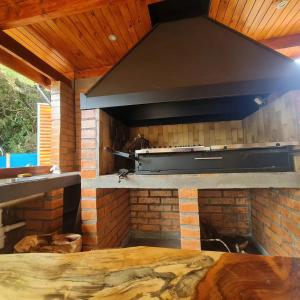 QuepeCasa spa parcela con acceso directo a río Temuco Padre las casas的厨房配有砖墙和炉灶