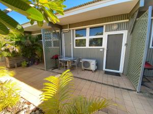 埃克斯茅斯Getaway Villas Unit 3812的房屋内带桌椅的天井。