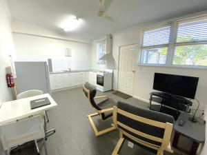 埃克斯茅斯Getaway Villas Unit 3812的房间里有一张桌子和几把椅子的厨房