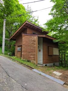那须町ペットと泊まれるロフト付建物｜CHILL SWING チビ的路边有门的小小屋