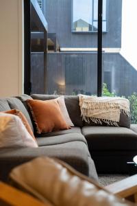 Χώρος καθιστικού στο Wanaka Modern Townhouse with Outdoor Fireplace Sleeps 8