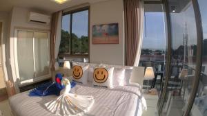 ein Schlafzimmer mit einem Bett mit Schwanenhand in der Unterkunft Rocco 513 - Corner 1 bedroom Serviced Apartment with Seaview in Ao Nang 