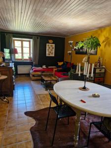 Ruang duduk di La maison des lucioles