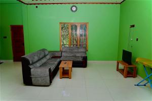 een woonkamer met een bank en een tafel bij Columbus villa in Jaffna