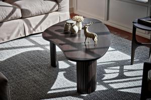 a table with a statue of a deer on it in a living room at Reetdach-Villa mit Blick in die Natur - 160m² Entspannung pur in Jersbek