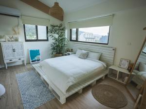 Postel nebo postele na pokoji v ubytování 白木宿客WoodWhite House