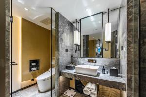 Ένα μπάνιο στο IntercityHotel Hangzhou West Lake Qingchun Road +16 φωτογραφίες