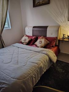 雪邦Tangerine Suite to KLIA within 12Min的卧室内的一张带枕头的床