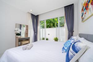 Postel nebo postele na pokoji v ubytování 2 Bedrooms Villa in Rawai - v6 t + 29 fotografií