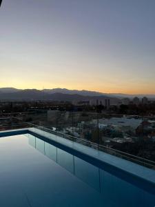 Aussicht von der Spitze eines Gebäudes in der Unterkunft Apartamento céntrico con las mejores vistas de Mendoza in Mendoza