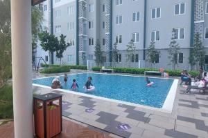 Tangerine Suite to KLIA within 12Min内部或周边的泳池