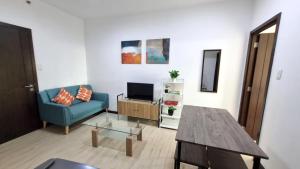 Televisyen dan/atau pusat hiburan di Cozy 1 BR San Lorenzo Place Netflix 4KM NAIA +12 gambar