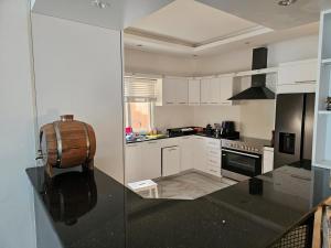 Kuchyň nebo kuchyňský kout v ubytování للسيدات فقط only for ladies