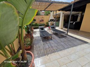 Patio alebo iná vonkajšia časť ubytovania Villa Kate Pula Sardegna