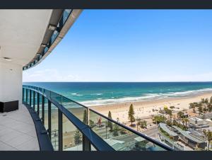 Blick auf den Strand vom Balkon einer Eigentumswohnung in der Unterkunft Soul Beachfront Apartments - Hosted by Wow Stay in Gold Coast