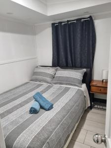 Postel nebo postele na pokoji v ubytování Small PET FRIENDLY Granny flat with paved courtyard