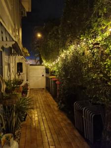 Zahrada ubytování Small PET FRIENDLY Granny flat with paved courtyard