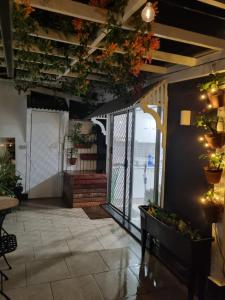 Fotografie z fotogalerie ubytování Small PET FRIENDLY Granny flat with paved courtyard v destinaci Caloundra