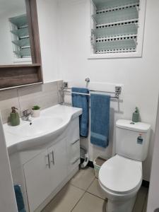Koupelna v ubytování Small PET FRIENDLY Granny flat with paved courtyard + 7 fotografií