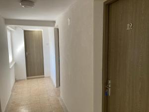 an empty hallway with a door and a hallwayngth at Bungalowri Exotic in Costinesti