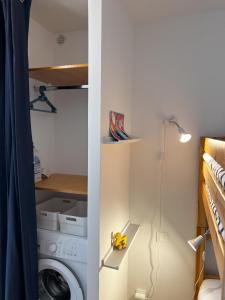 eine Waschküche mit Waschmaschine und Trockner in der Unterkunft Narbonne-Plage Méditérranée in Narbonne-Plage