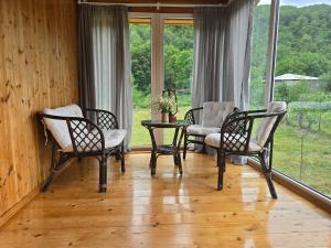Balkón nebo terasa v ubytování Dariani Cottage