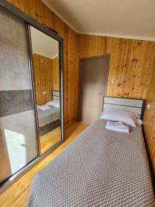 Postel nebo postele na pokoji v ubytování Dariani Cottage