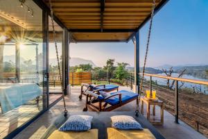 MulshiにあるSaffronStays Satori Perch Royale - 3 Bedroom Apartment in Mulshiのガラス張りの家