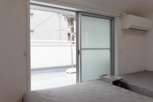 Katil atau katil-katil dalam bilik di LN19 Nouvell Maison 2024年open三宮駅徒歩8分駐車場付20名宿泊可能な4LDK貸切ハウス