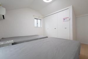 Katil atau katil-katil dalam bilik di LN19 Nouvell Maison 2024年open三宮駅徒歩8分駐車場付20名宿泊可能な4LDK貸切ハウス