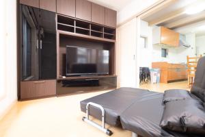 Televisyen dan/atau pusat hiburan di LN19 Nouvell Maison 2024年open三宮駅徒歩8分駐車場付20名宿泊可能な4LDK貸切ハウス