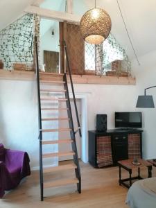 TV a/nebo společenská místnost v ubytování Gite avec vue foret - piscine partagée