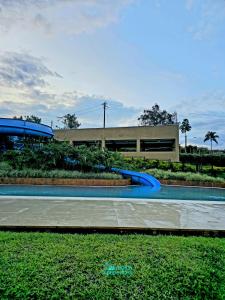 a building with a fountain in front of a building at Apartamento Campestre 4 Piscinas, Jacuzzy y Sauna a 5m del Aeropuerto, 20m Parque del Cafe Ubicado en La Tebaida - F - by Molca Xperiences in Armenia