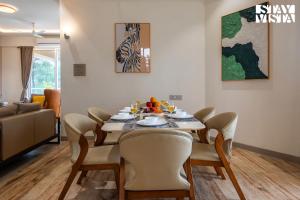 O zonă de relaxare la Mocha House with Indoor Pool, BBQ & Bonfire at Lonavala by StayVista