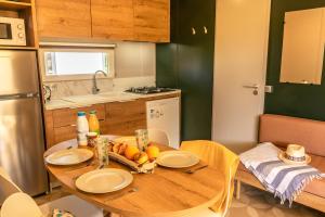Camping Domaine de la Ville Huchet的厨房或小厨房