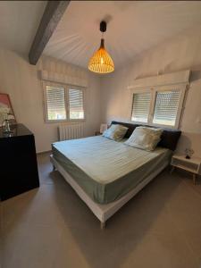 Postel nebo postele na pokoji v ubytování Charmant haut de villa Six-Fours-les-Plages