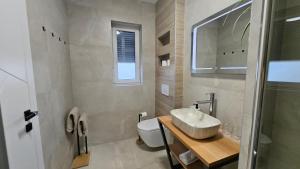 Koupelna v ubytování Richi Rooms & App