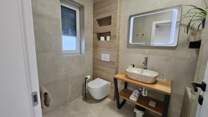 Koupelna v ubytování Richi Rooms & App