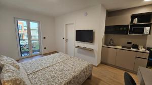 Kuchyň nebo kuchyňský kout v ubytování Richi Rooms & App