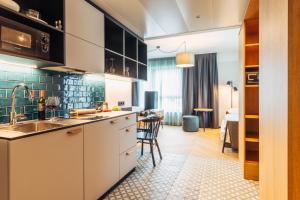 Kuchyňa alebo kuchynka v ubytovaní harry's home Lienz hotel & apartments
