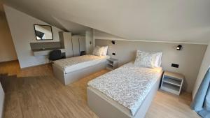 Postel nebo postele na pokoji v ubytování Richi Rooms & App