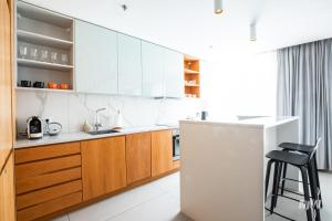 Kuchyňa alebo kuchynka v ubytovaní Apartamenty Muzeum II Wojny Światowej