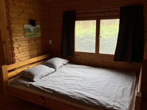 Tõhela Järve Puhkeküla客房内的一张或多张床位
