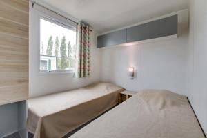 Camping Domaine de la Ville Huchet客房内的一张或多张床位
