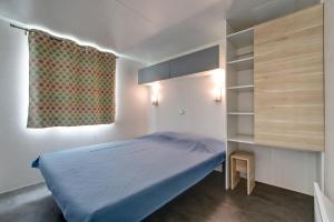 Camping Domaine de la Ville Huchet客房内的一张或多张床位