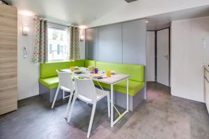 Camping Domaine de la Ville Huchet的休息区